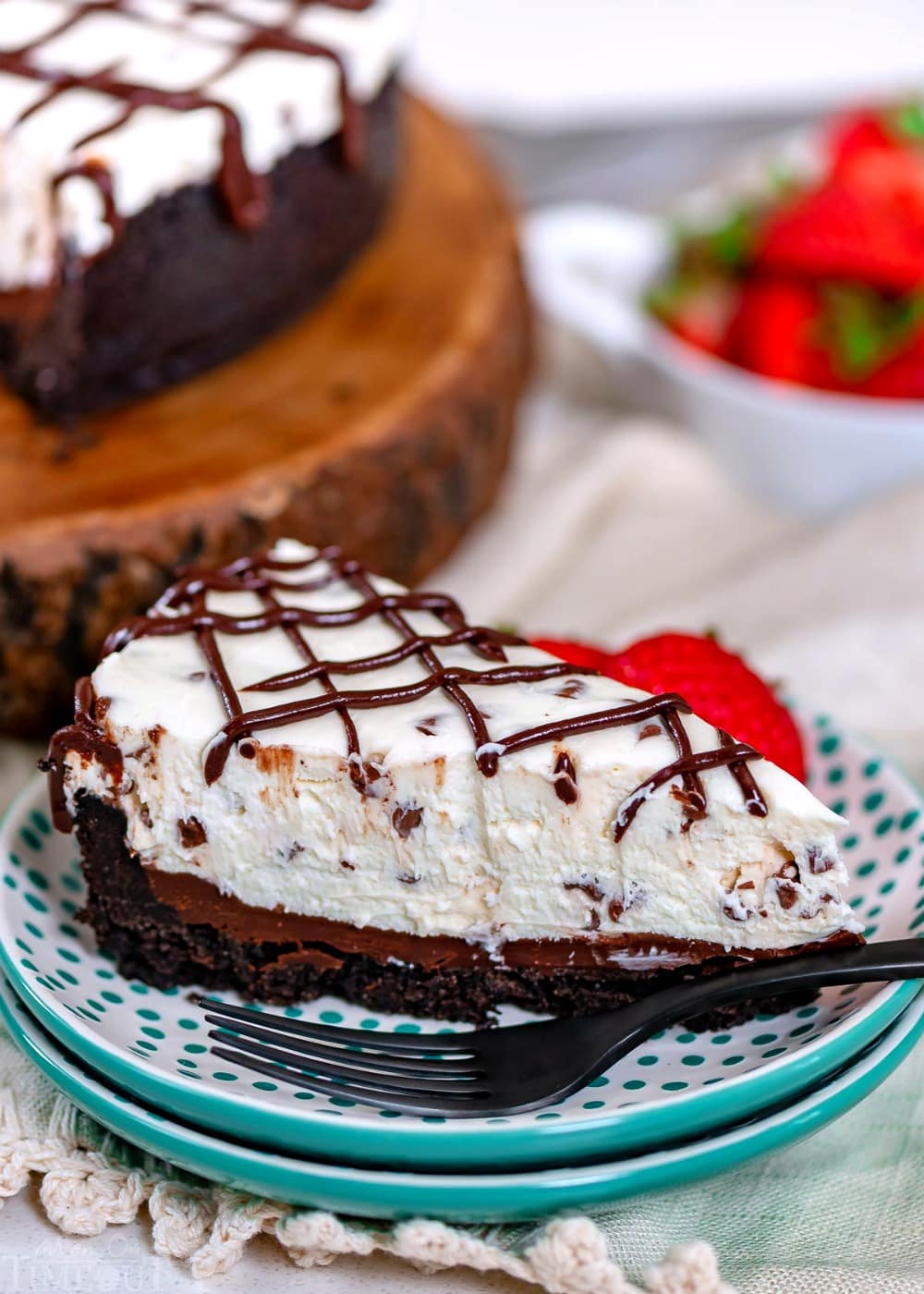 https://www.momontimeout.com/wp-content/uploads/2019/06/chocolate-chip-cheesecake-no-bake-teal-white-plate.jpg