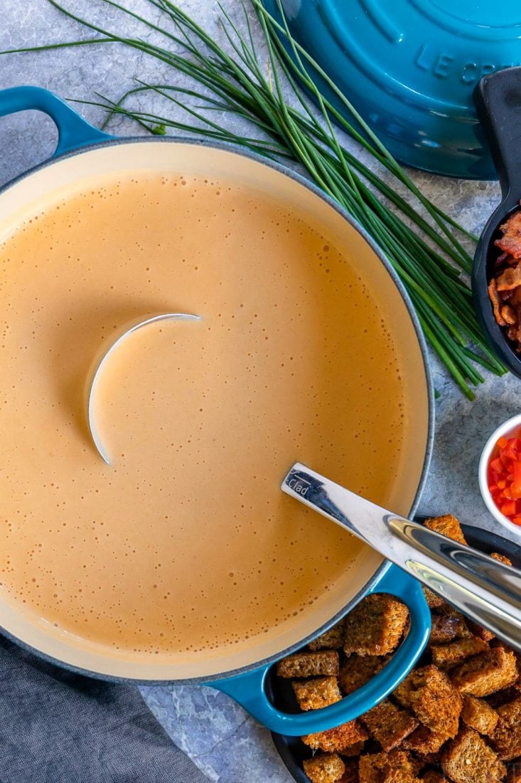 cerveja de sopa de queijo na panela com concha