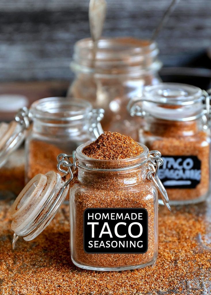 homemade taco seasoning recept in kruidenpotje met etiket