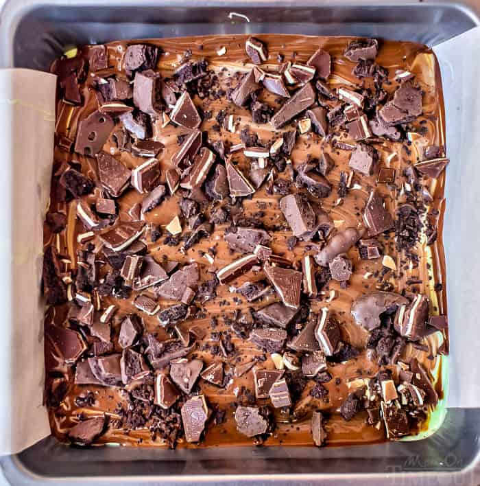 This delicious Mint Chocolate Bark couldn't be easier to make and it tastes like a DREAM! The perfect little treat to whip up for the holidays or just because! 5 minutes and 5 ingredients are all you need! // Mom On Timeout #mintchocolatebark #mintchocolate #mint #barkrecipe #StPatricksDay #Christmas #holidays #easy #nobake #chocolate mint chocolate bark with crushed cookies on top