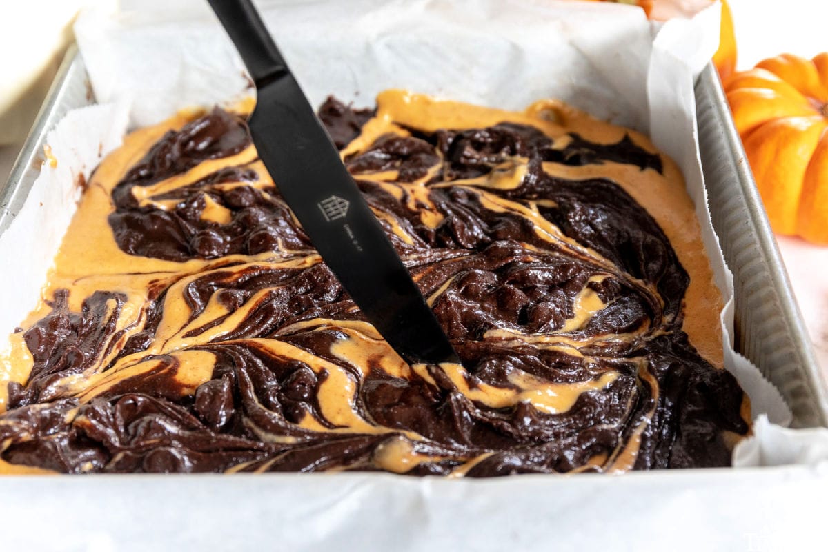 Wirbel auf Brownie-Teig mit schwarzem Messer kreieren
