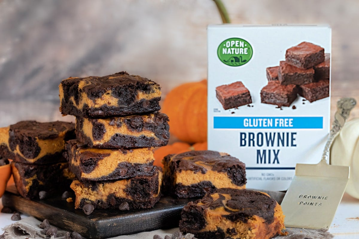 brownnies alla zucca su tavola di legno con scatola di brownie mix sul lato