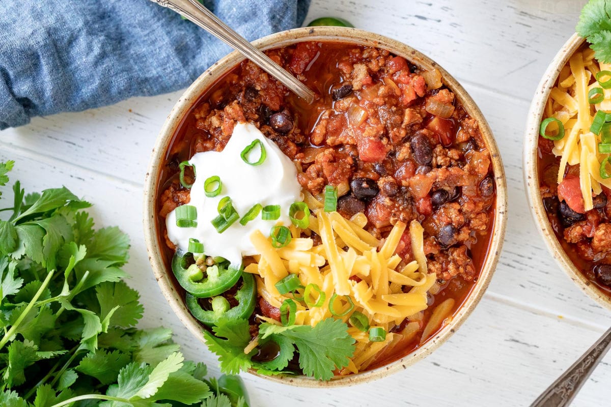 bowl of turkey chili with lots of toppings.