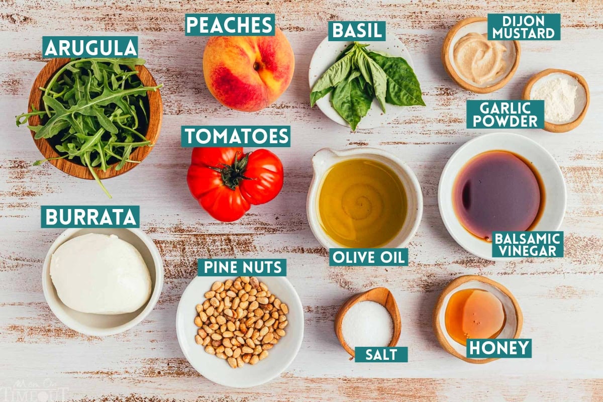 persikų salotų ingredientai išdėstyti ir paruošti naudoti salotoms surinkti.